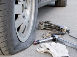 Пробили колесо на дорозі: як і у кого отримати компенсацію