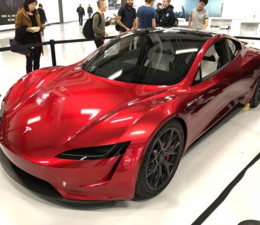До сотні за дві секунди: Tesla вже вивела на тести прототип нового Roadster