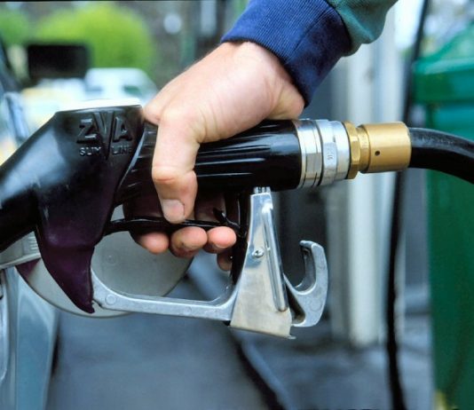 Українці масово відмовляються від бензину