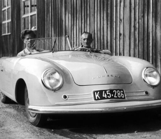 Подивіться на «дідуся»: Porsche витратила вісім місяців на відтворення своєї першої моделі (ФОТО)