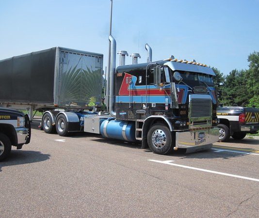 Далекобійник витратив на тюнінг в 5 разів більше вартості тягача (Фото)