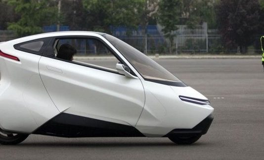 Унікальний автомобіль на двох колесах показали публіці (ВІДЕО)