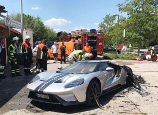 Сумне видовище: авто за півмільйона доларів знищили після покупки (Фото)