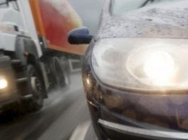 Як і чому не варто обганяти автопоїзд (Відео)