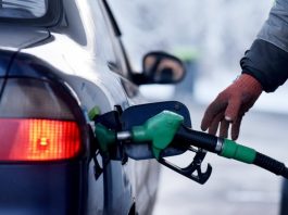 Українці масово відмовляються від бензину