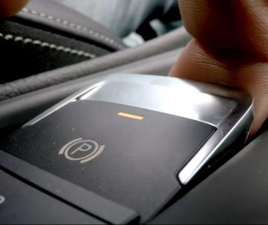 Ось що буде, коли смикнути електричне ручне гальмо на швидкості 190 км/год