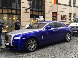 По Німеччині роз’їжджає розкішний Rolls-Royce на «укробляхах» (Фото)