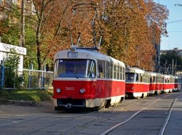 Розлючені пасажири трамвая жорстоко покарали чергового «героя парковки»