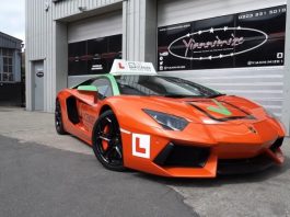 Екзамен на водійські права проводять на Lamborghini Aventador