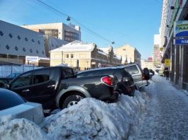 Експерти розповіли, чому взимку краще паркуватися заднім ходом