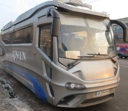 На українських дорогах їздить автобус із космічним дизайном