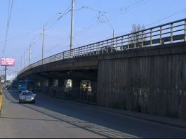 В Киеве недавно отремонтированный мост уже разрушается