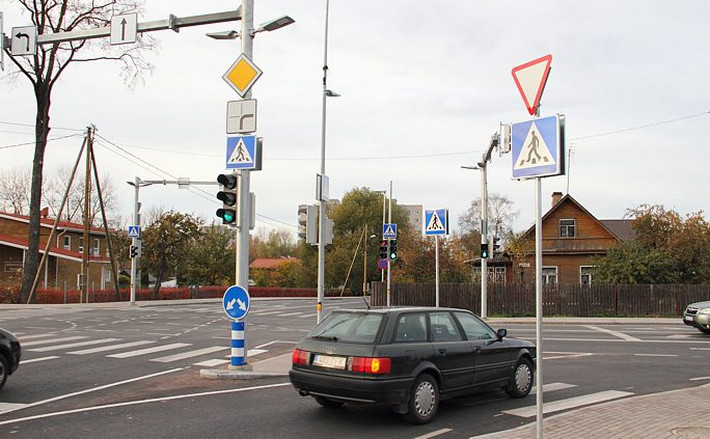 Знак приоритета противоречит светофору. Дорожный знак перекресток. Дорога светофор дорожный знак. Знак Уступи дорогу на перекрестке. Дорожные знаки на перекрестке со светофором.
