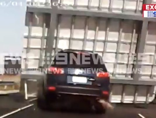 Дорожній знак розчавив і знищив великий кросовер (Відео)