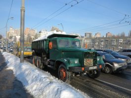 На вивезенні снігу помічений раритетний самоскид КрАЗ (Відео)