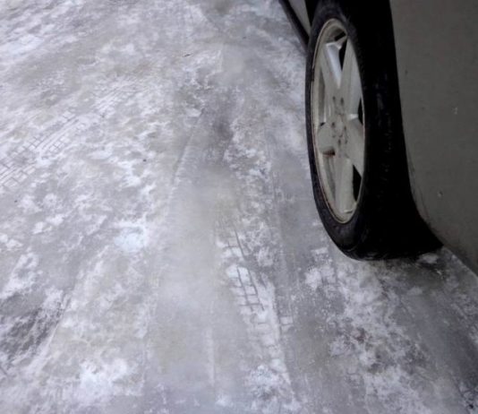 Як правильно гальмувати на льоду і снігу (відео)