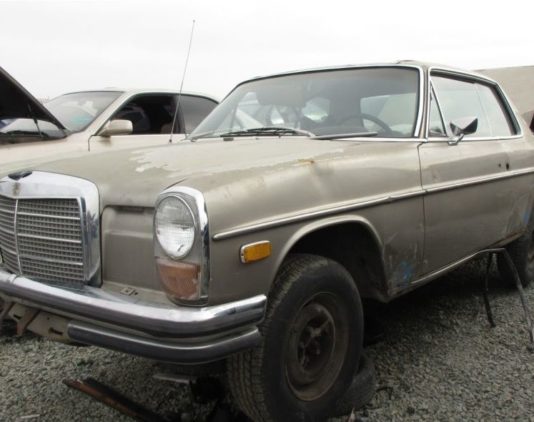 Mercedes-Benz 250C 1971 на звалищі чекає нового власника (Фото)