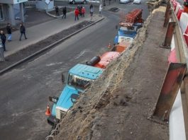 Київ: що зробили фахівці за майже місяць реконструкції Шулявського мосту (Відео)