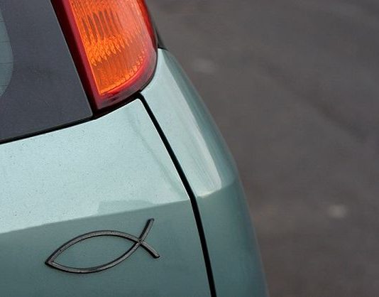 Чому водії клеять на авто значок у вигляді риби