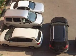 Водій-віртуоз показав, як діяти, якщо на парковці заблокували машину (Відео)