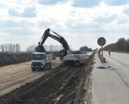 Ремонтом українських доріг зайнялися турки (Фото)