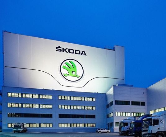 Попалася: Шпигуни сфотографували нову Skoda Octavia без камуфляжу