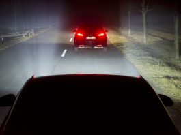 Як показати задньому водієві, що вас засліпили?