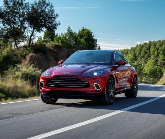 Aston Martin працює над “зарядженим” кросовером DBX AMR
