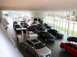 Трирічна дівчинка подряпала 10 машин в автосалоні Audi – батьки заплатили 10 тисяч доларів