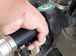 Эксперты назвали 5 ошибок водителя при заправке машины