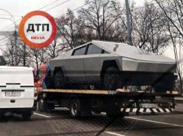 У Києві помітили електрокар Tesla Cybertruck
