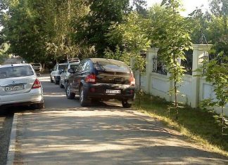 За виїзд автомобіля на тротуар пропонують підняти штрафи і вилучати водійське посвідчення