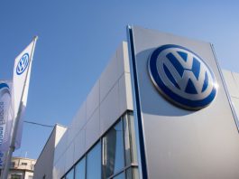 Знаменитий автовиробник зупинив виробництво