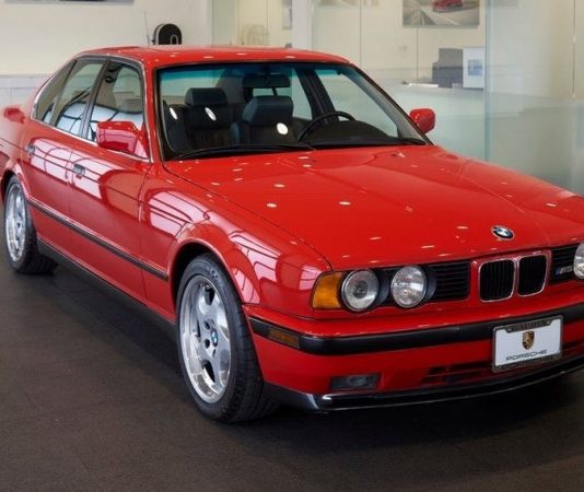 В Сети продают 29-летнюю BMW M5 по цене новой М4