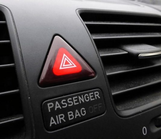 8 ситуацій, при яких водій повинен включити «аварійку»