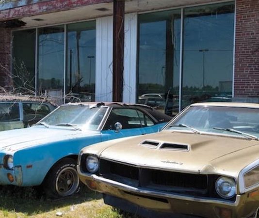 У США виявили покинутий автосалон з сотнею машин (фото)