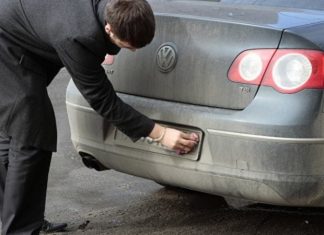 Що загрожує водієві через забруднені номери