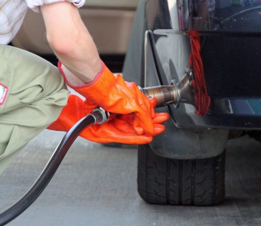 На українських АЗС подорожчав автогаз: скільки коштує заправити авто