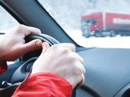 Експерти пояснили, чому в машині небезпечно їздити в зимовій куртці