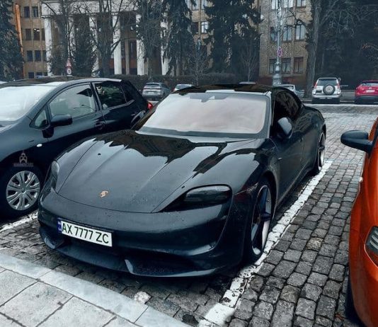 У Харкові помітили електромобіль Porsche Taycan Turbo з рідкісними номерами