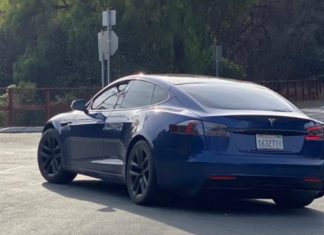 Прототип Tesla Model S з новим дизайном показали на «живих» фото