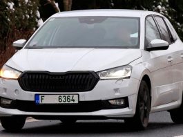 Нова Skoda Fabia практично без камуфляжу попалася фотошпигунам