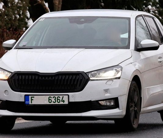 Нова Skoda Fabia практично без камуфляжу попалася фотошпигунам