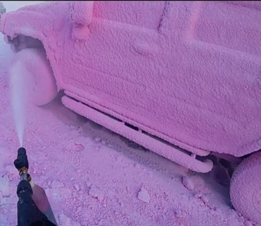 Блогер показав, що буде якщо помити машину в 40-градусний мороз (відео)