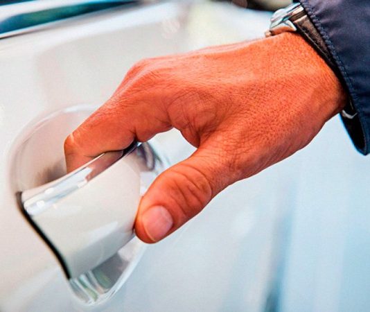 Експерти назвали причини того, чому машина б’ється струмом