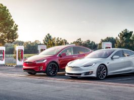 Компанія Tesla знову масово відкликає свої електромобілі