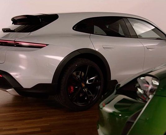 У Мережі з’явилися фото Porsche Taycan Cross Turismo
