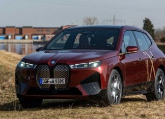 На офіційному фото нового BMW iX, відображене авто від Mercedes