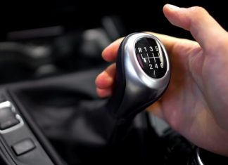 Експерти назвали 5 помилок, які зламають механічну коробку передач авто