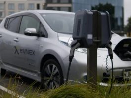 Скільки коштує заряджати електрокар в Україні: порівняння Nissan та Tesla